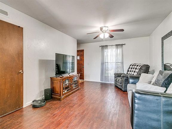 3rd image of 704 Highlander Dr