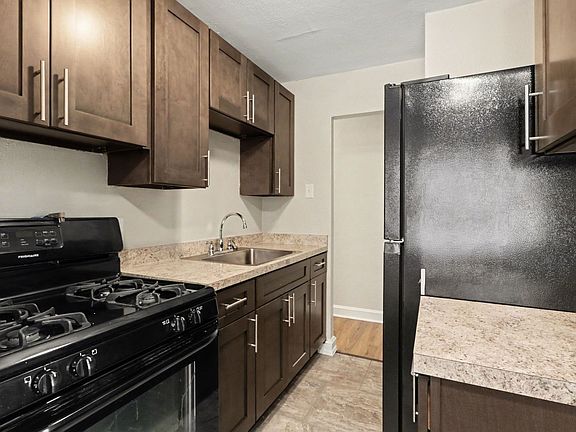 4th image of 104 N Madison St #C1