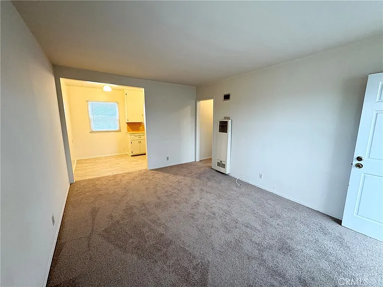 1042 W 7th St — Photo 5