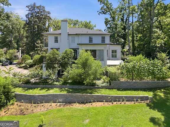 4th image of 3155 Ingleside Dr NE