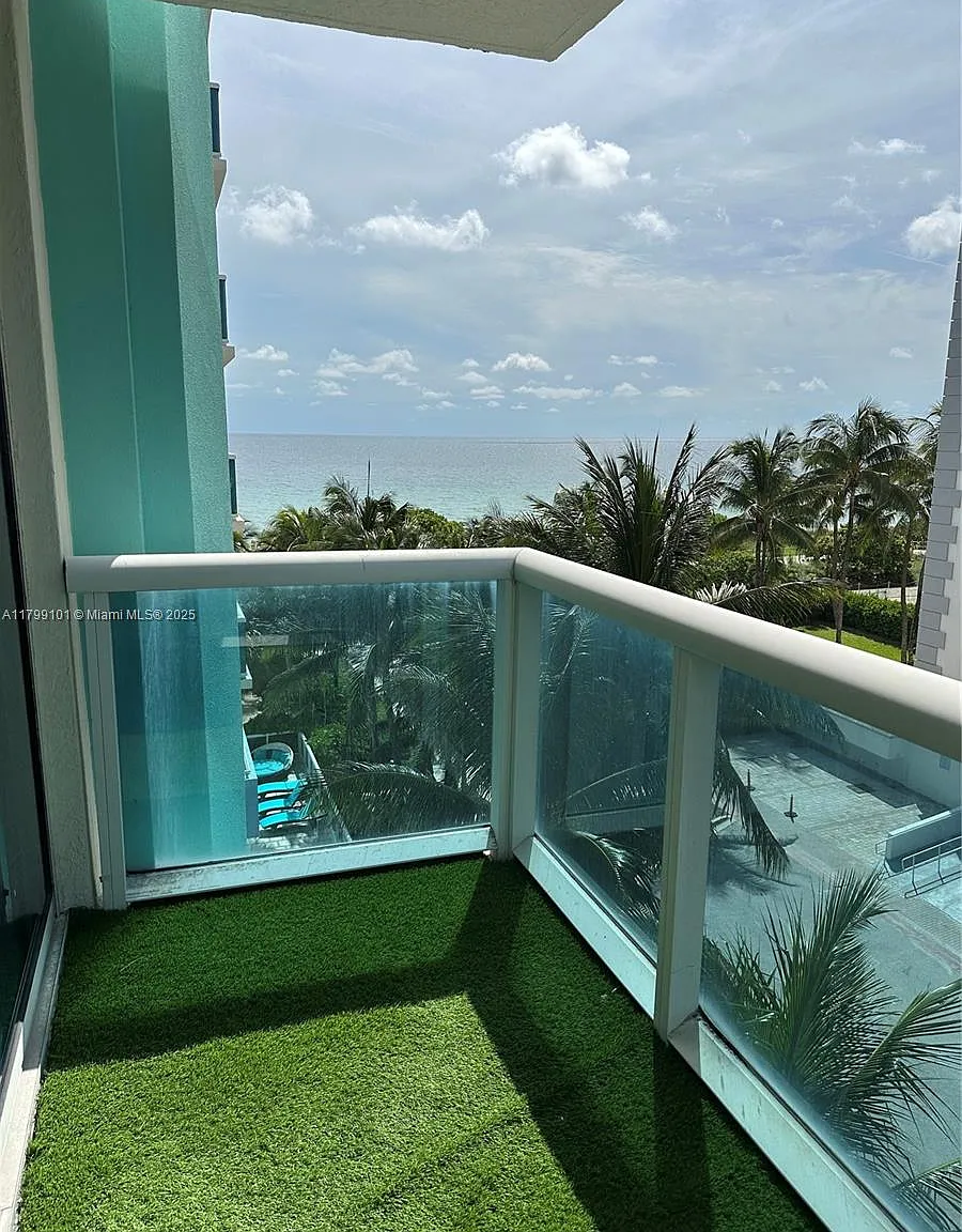 2 bed, 2.0 bath, 930 sqft, $3,825 — Photo 2