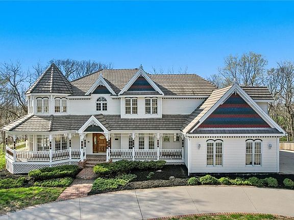 2nd image of 1421 Woodbury Ln