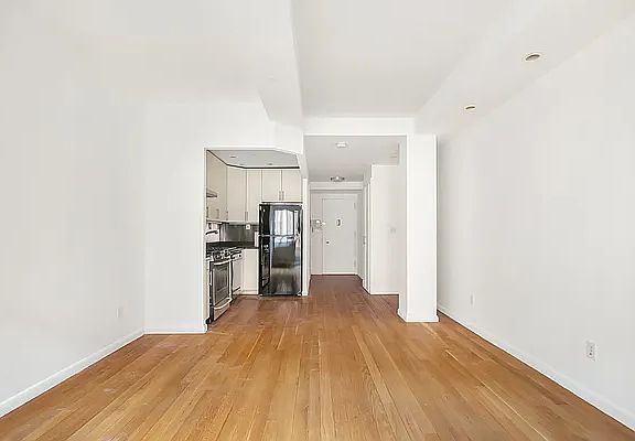4th image of 525 E 11th St APT 3E