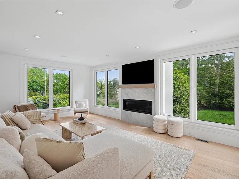 28 Canoe Place Rd — Photo 10
