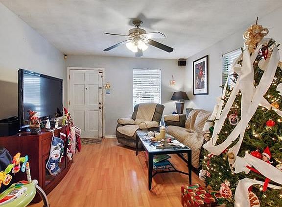 3rd image of 1534 Maplewood Dr