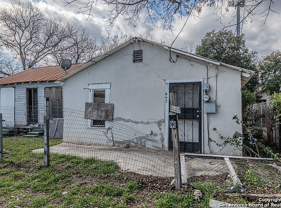5th image of 607 S Comal