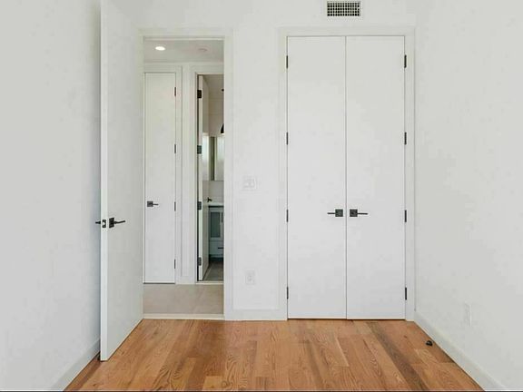 3rd image of 722 Hinsdale St #8