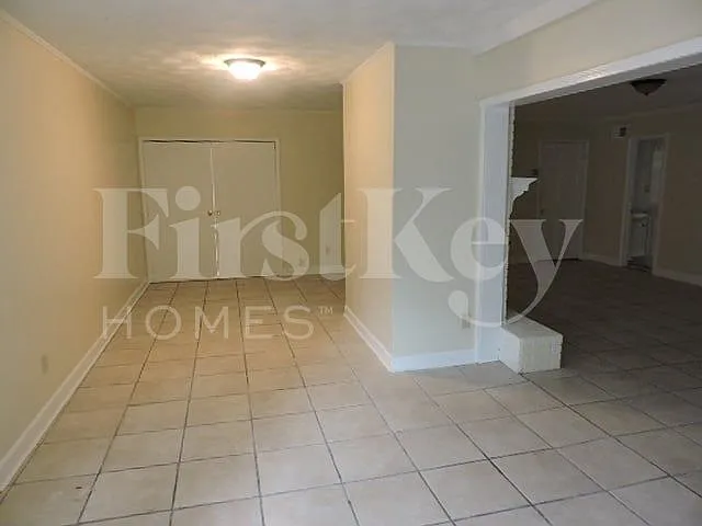Building Photo - 3347 Bluemont Dr