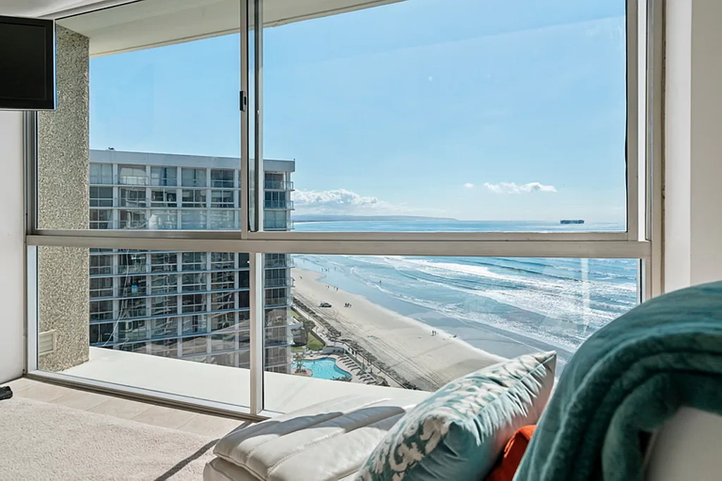 1720 Avenida Del Mundo — Photo 4