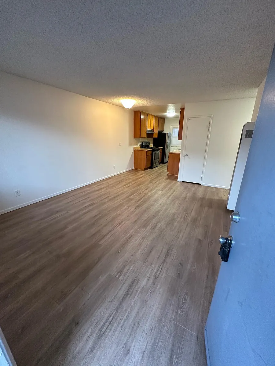 Building Photo - 2307 E 10th St #4