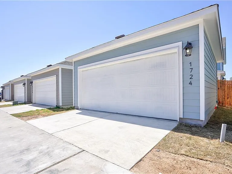 1724 W Artesian Springs Xing — Photo 17