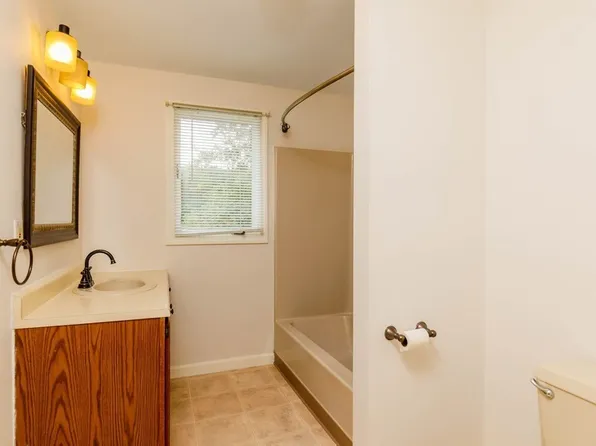 31 Macintosh Ln, Leominster, MA 01453