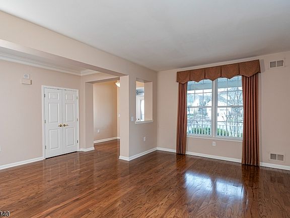 4th image of 10 Independence Ct