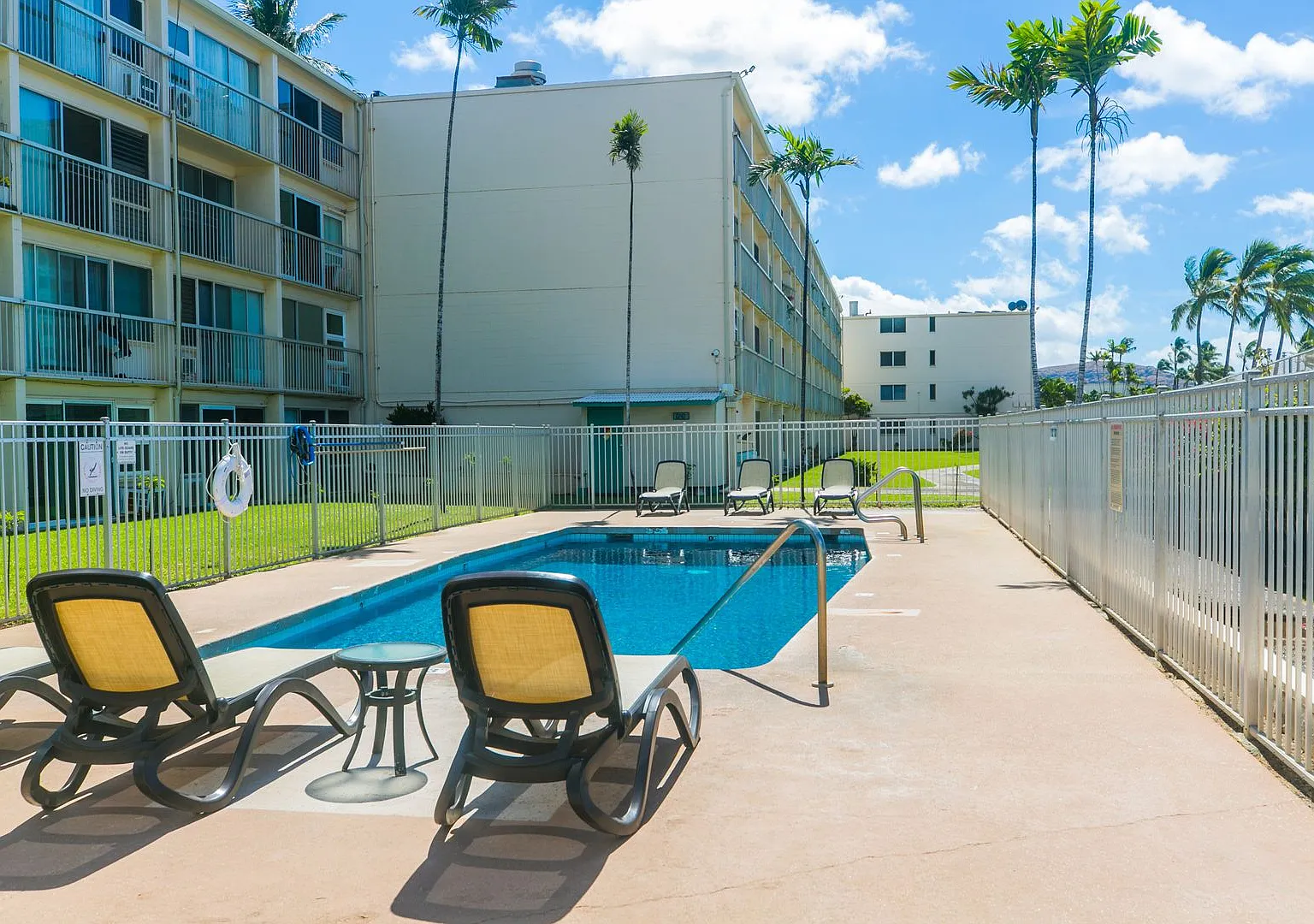 Direct ocean front 1 bed, 1 bath, covered parking, extra parking stall available for rent — Photo 4