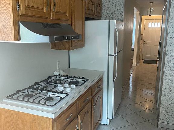 4th image of 60-60 76th St