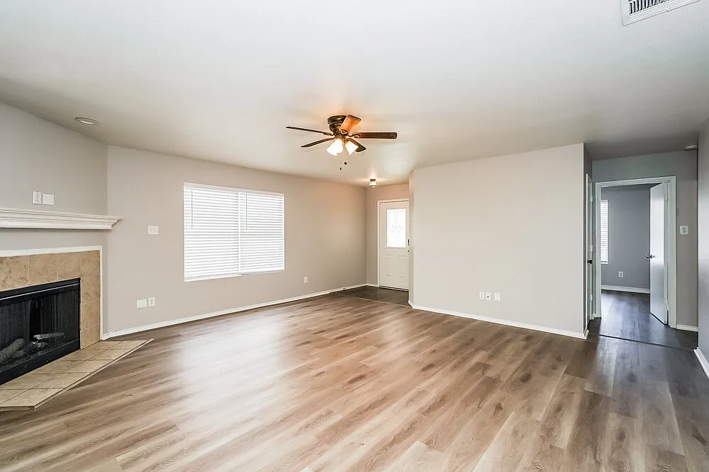 3 bed, 2.0 bath, 1499 sqft, $1,995 — Photo 4