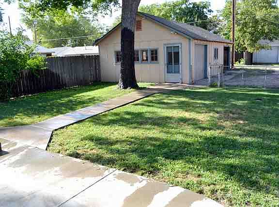 3rd image of 726 E B Ave