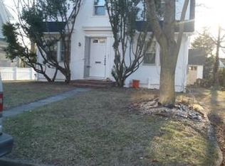 8 Surrey Ln, Great Neck, NY 11023