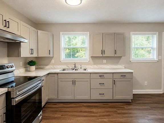 4th image of 220 Ebony Ln
