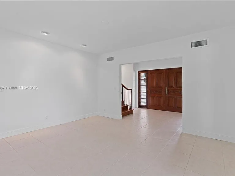 1961 NE 188th St — Photo 15