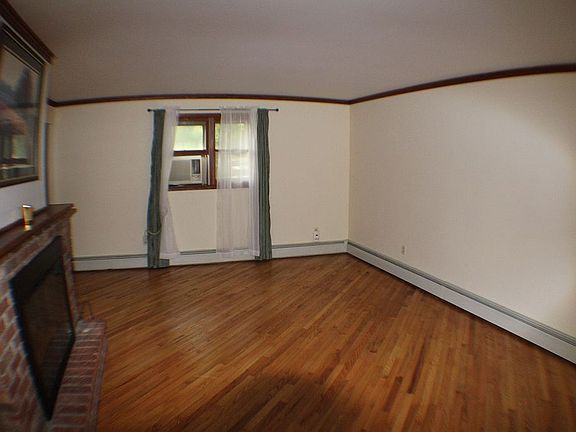 3rd image of 44 Fox Hollow Dr