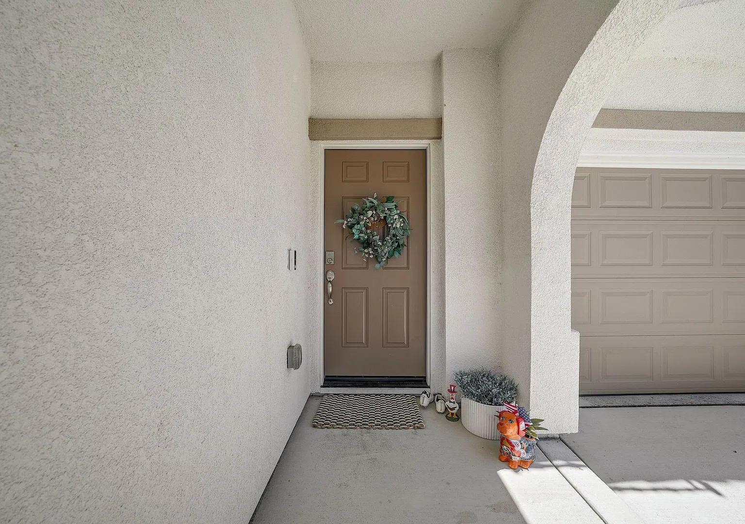 Like-New 5-Bedroom Fairfield Home with Solar & Modern Features — Photo 4