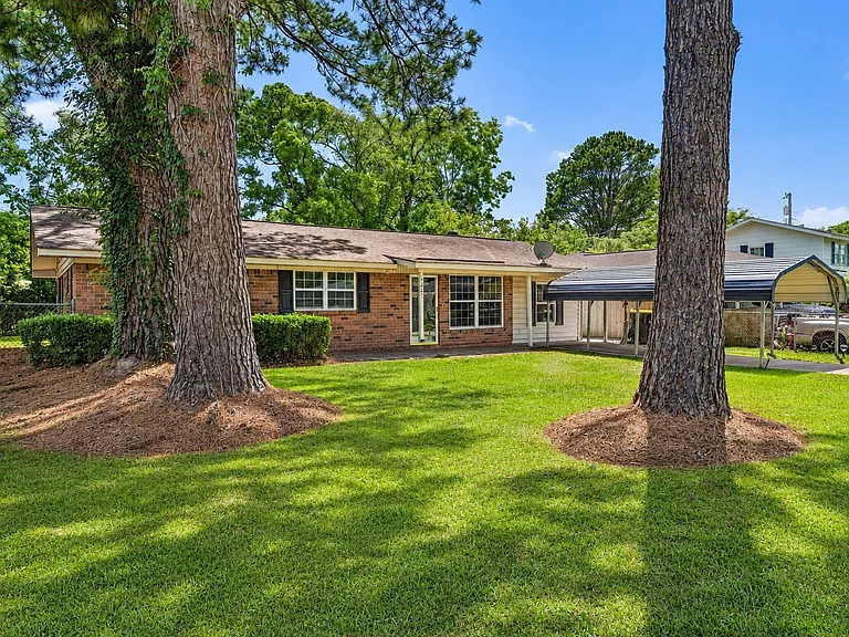 1621 Cloverdale Dr — Photo 2