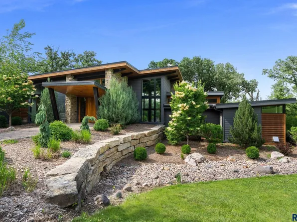 300 E Twin Oaks Rd, Sioux Falls, SD 57105