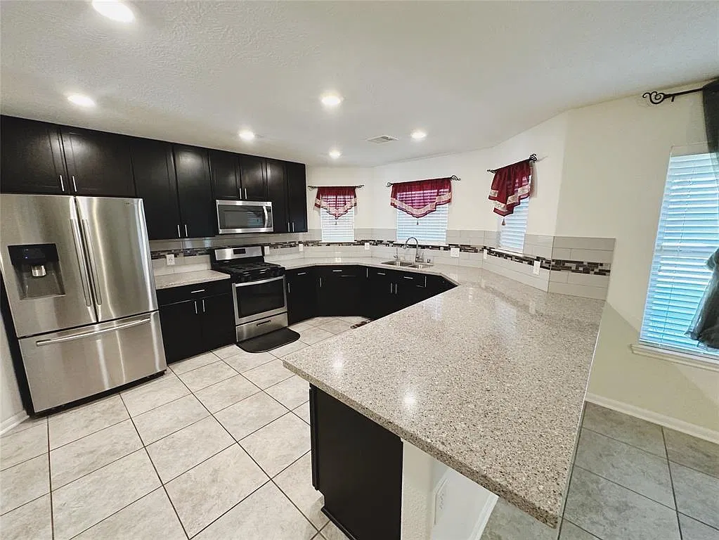 3 bed, 2.5 bath, 2220 sqft, $2,300 — Photo 4
