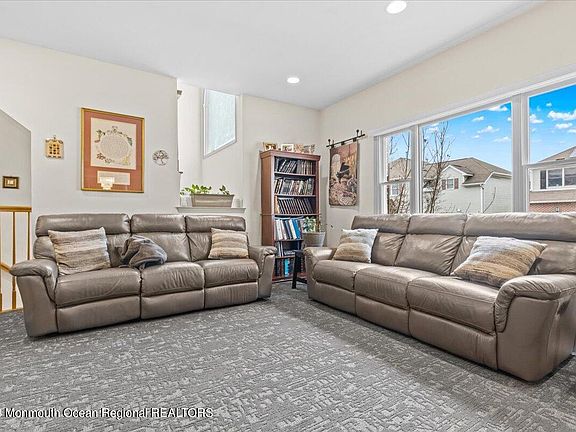 3rd image of 1003 Twin Oaks Drive