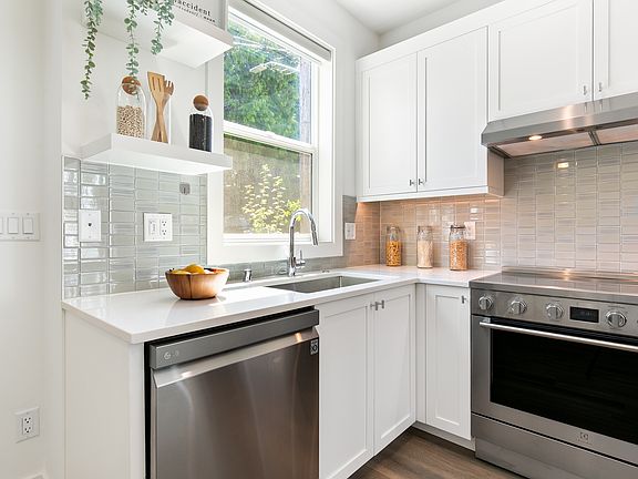 4th image of 9061 Meridian Pl N