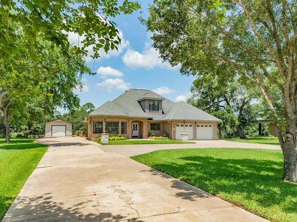 41 Robinhood Ln, Clute, TX 77531