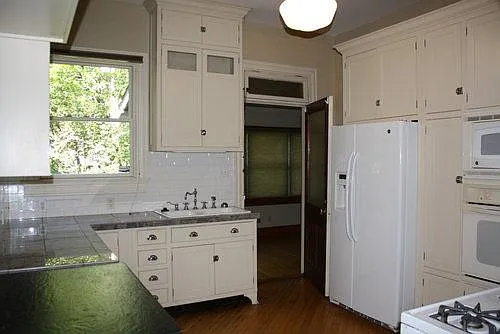4 bed, 2028 sqft, $5,600 — Photo 2