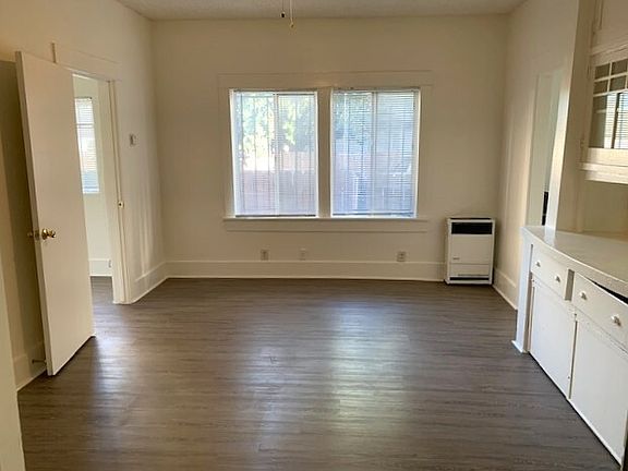 3rd image of 719 W 47th St #4