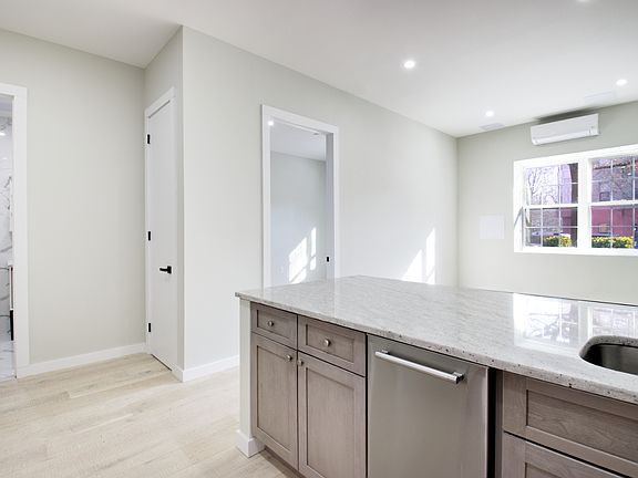 4th image of 829 Greenwood Ave APT 1F