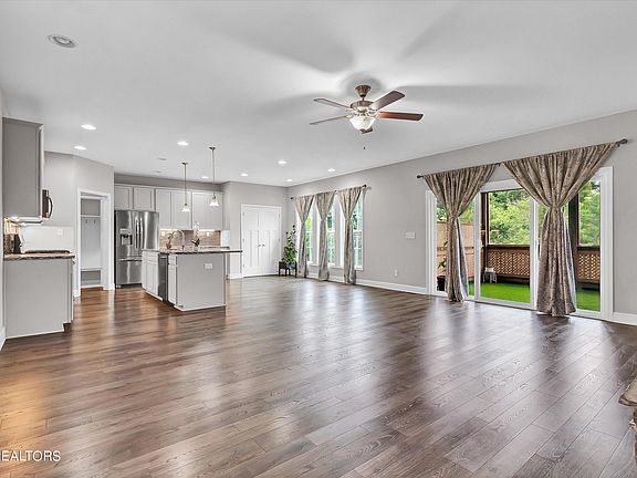 5th image of 8614 Oxford Dr