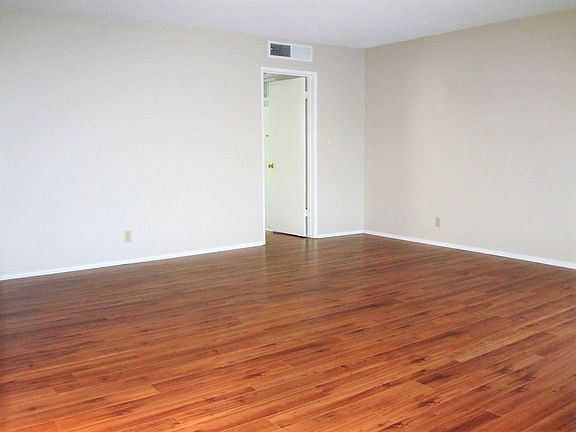4th image of 266 S El Molino Ave APT 20