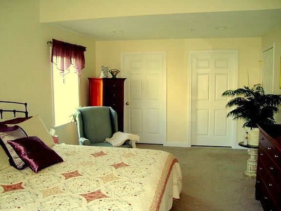 2nd image of 877 Auburnville Way APT L4