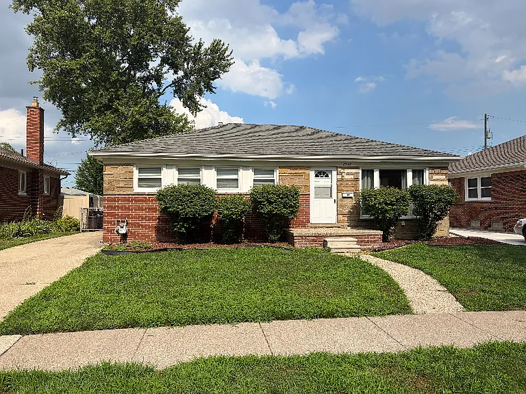 8949 Fox Ave — Photo 1