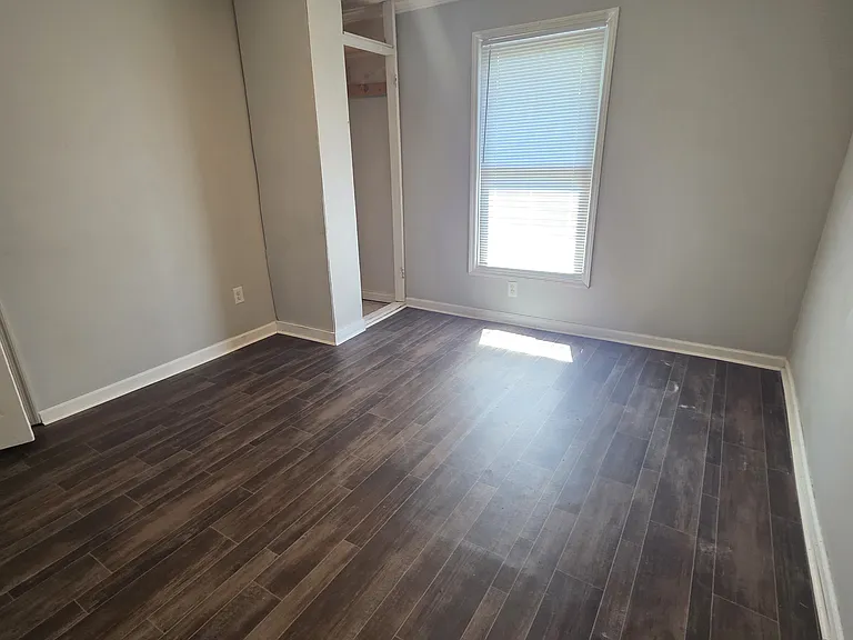 1705 Queen St — Photo 1