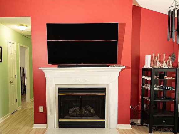 4th image of 627 Fernway Dr