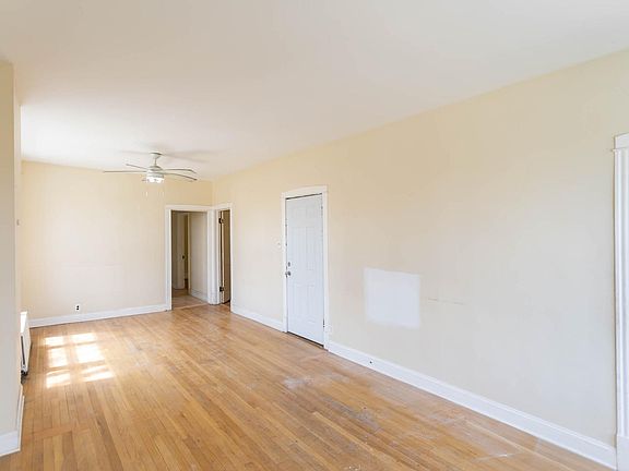 3rd image of 3900 N Sawyer Ave #2