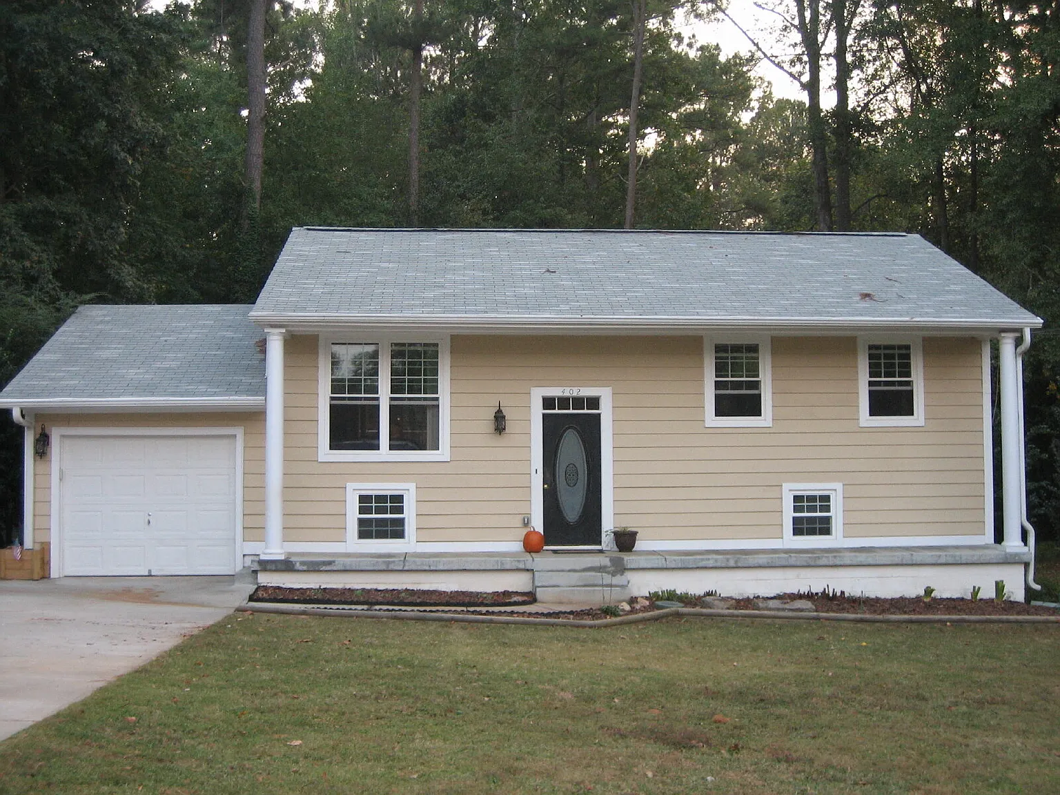 4 bed, 2.0 bath, 2217 sqft, $2,500 — Photo 3