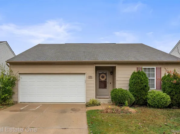 8586 Cass River Dr, Fowlerville, MI 48836
