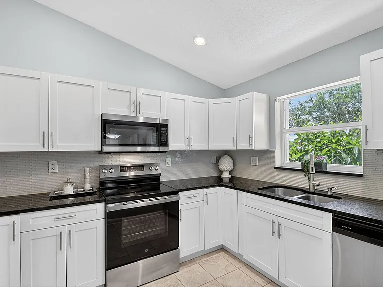 1080 Salmon Isle — Photo 13