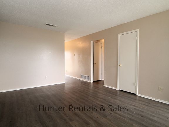 3rd image of 1604 Cedarhill Dr APT B