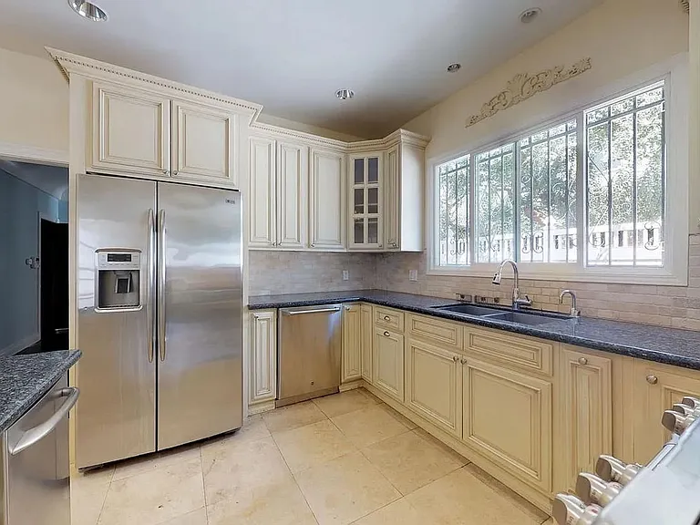 216 S Orange Dr. — Photo 7