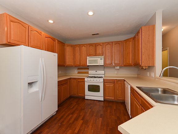 4th image of 307 Black Pine Ct