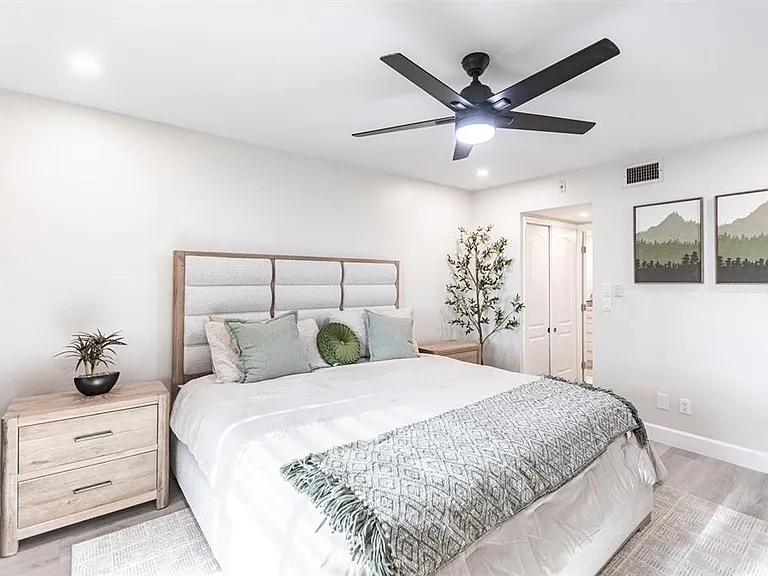 1125 W Peppertree Dr #402 — Photo 17