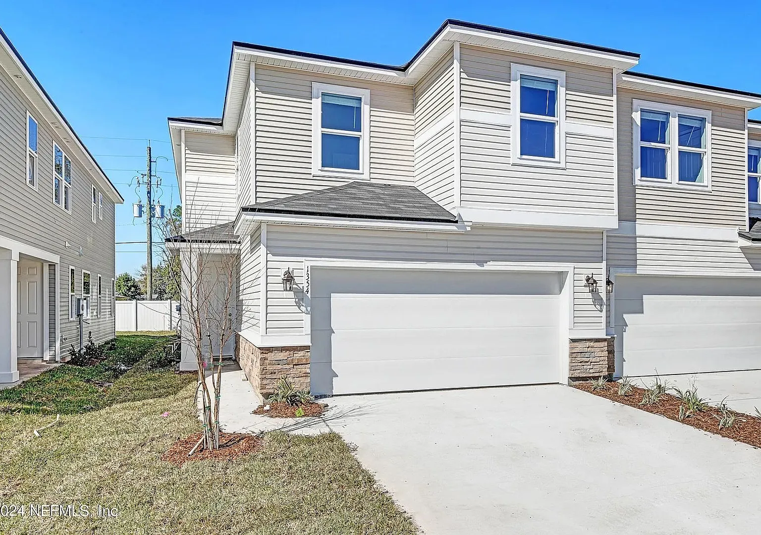 Modern 3-Bedroom Townhome with Two-Car Garage in Crossroads Station — Photo 1